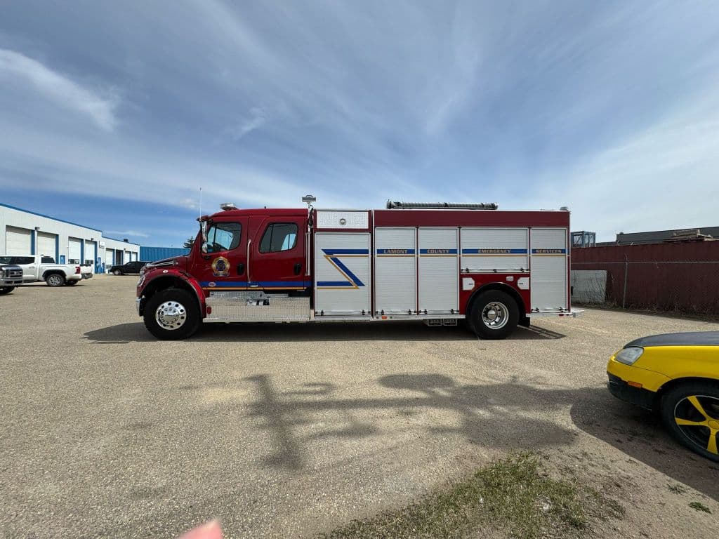 Illustration of a fire service vehicle with high-contrast lettering and stripes